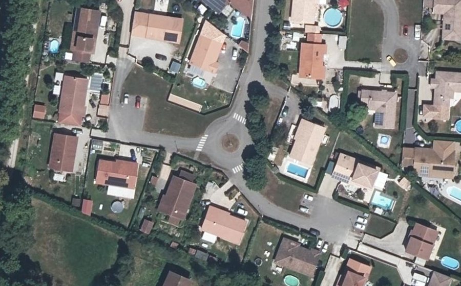 Vue aérienne du Rond-point anonyme n°193567672