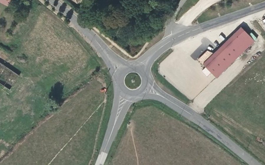 Vue aérienne du Rond-point anonyme n°193576944
