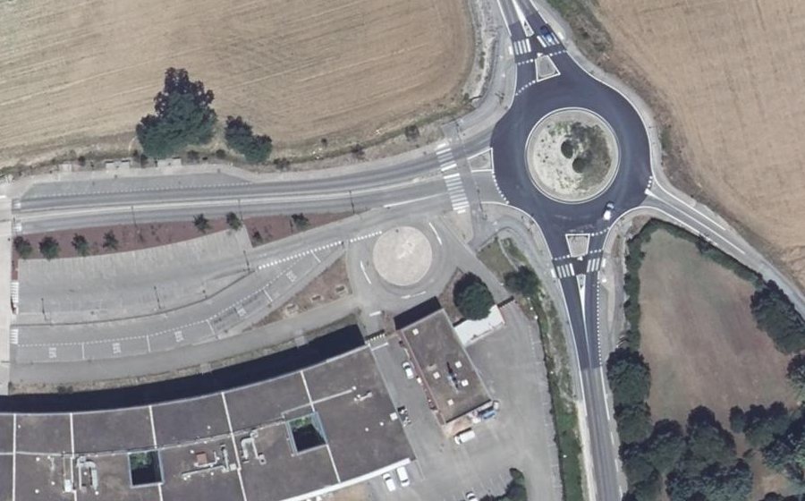 Vue aérienne du Rond-point anonyme n°193584880