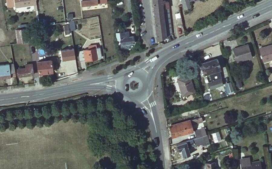 Vue aérienne du Rond-point anonyme n°193632748