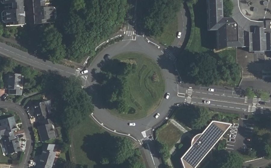 Vue aérienne du Rond-point anonyme n°193680107