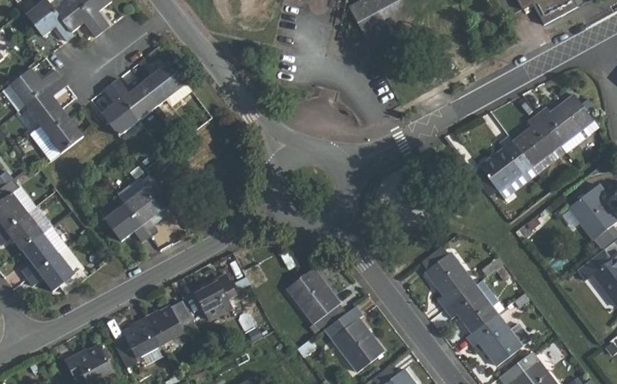 Vue aérienne du Rond-point anonyme n°193698039