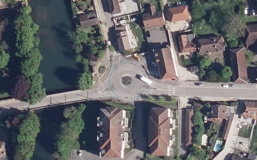 Vue aérienne du Rond-point anonyme n°193734738