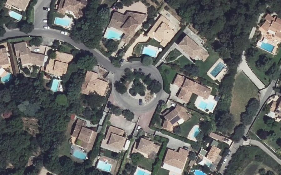 Vue aérienne du Rond-point anonyme n°193767287