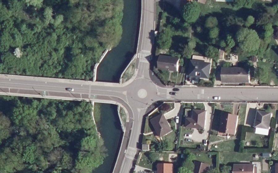 Vue aérienne du Rond-point anonyme n°193768826