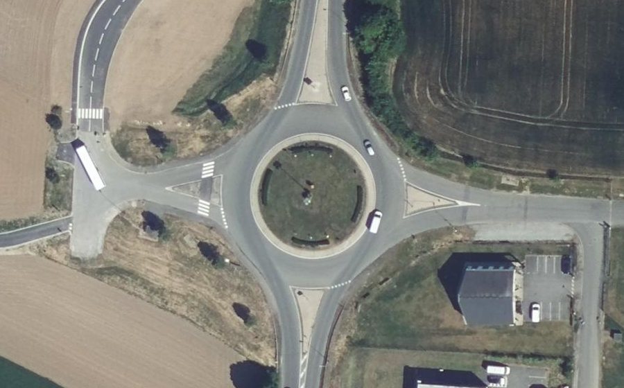 Vue aérienne du Rond-point anonyme n°193801865
