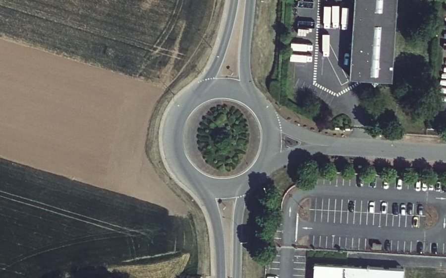 Vue aérienne du Rond-point anonyme n°193842401