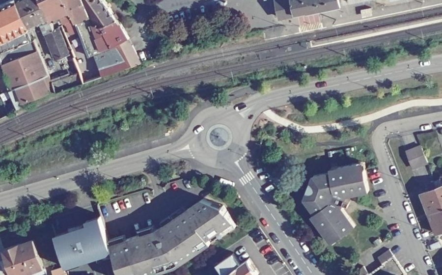Vue aérienne du Rond-point anonyme n°193845398