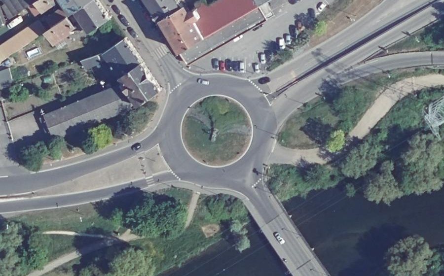 Vue aérienne du Rond-point anonyme n°193848558