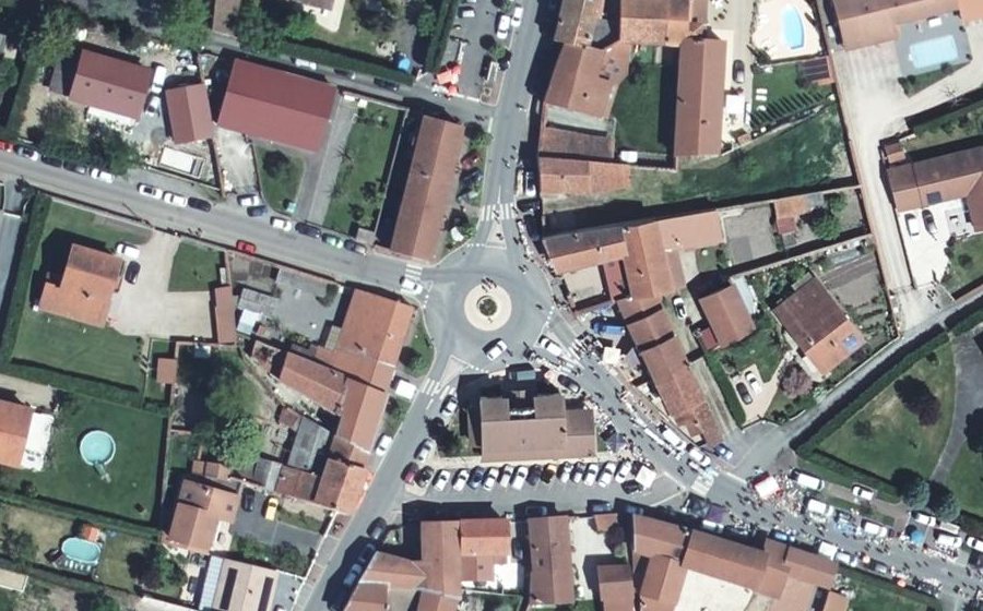 Vue aérienne du Rond-point anonyme n°193869557