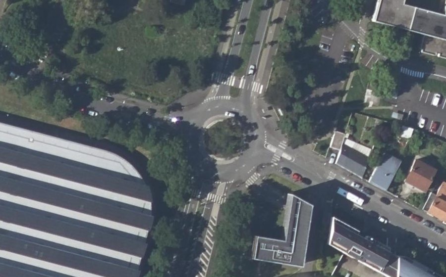 Vue aérienne du Rond-point anonyme n°193903169