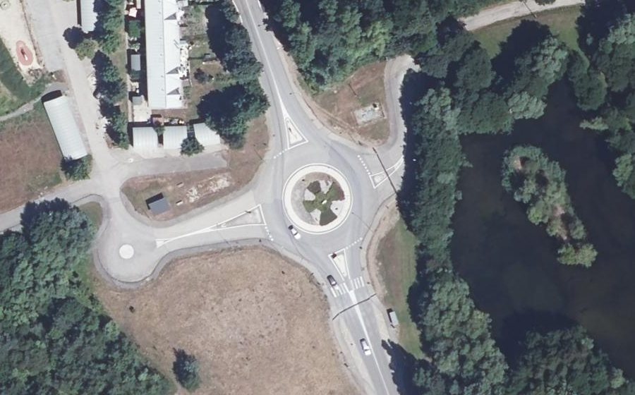 Vue aérienne du Rond-point anonyme n°193940557