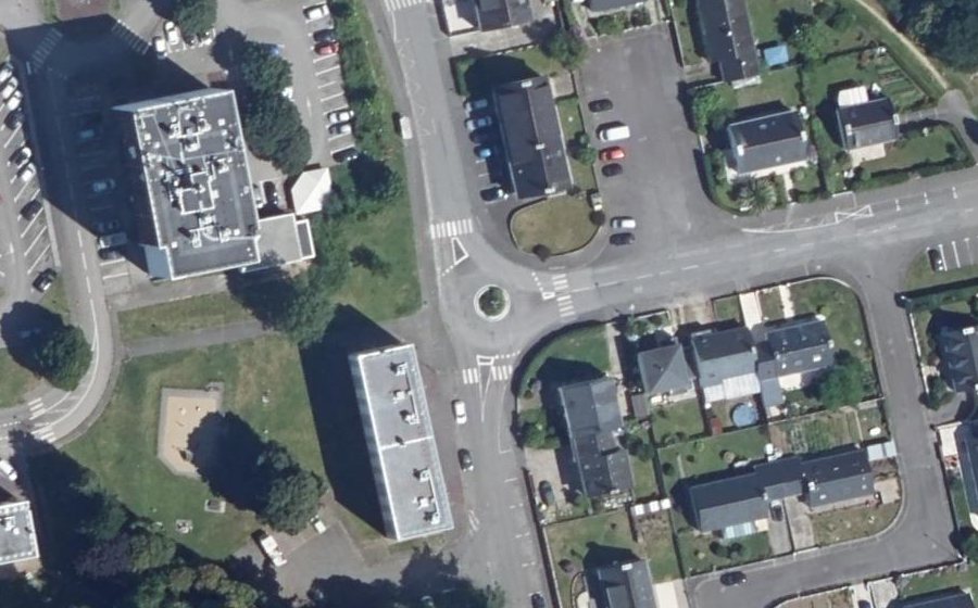 Vue aérienne du Rond-point anonyme n°193955175