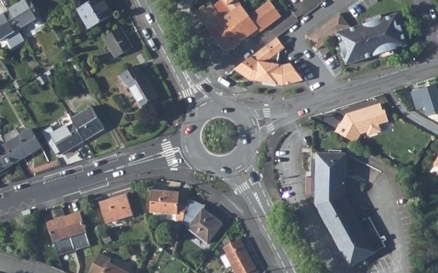 Vue aérienne du Rond-point anonyme n°193975740
