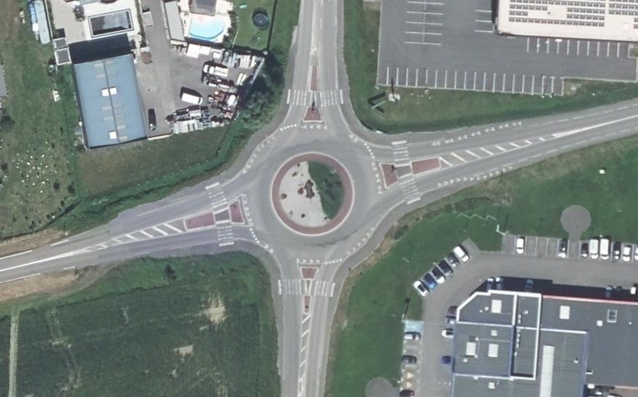Vue aérienne du Rond-point anonyme n°19403208