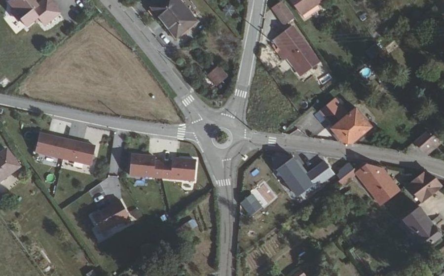 Vue aérienne du Rond-point anonyme n°194061344