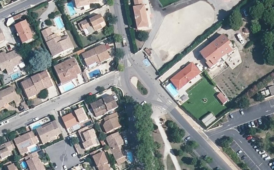 Vue aérienne du Rond-point anonyme n°194065217