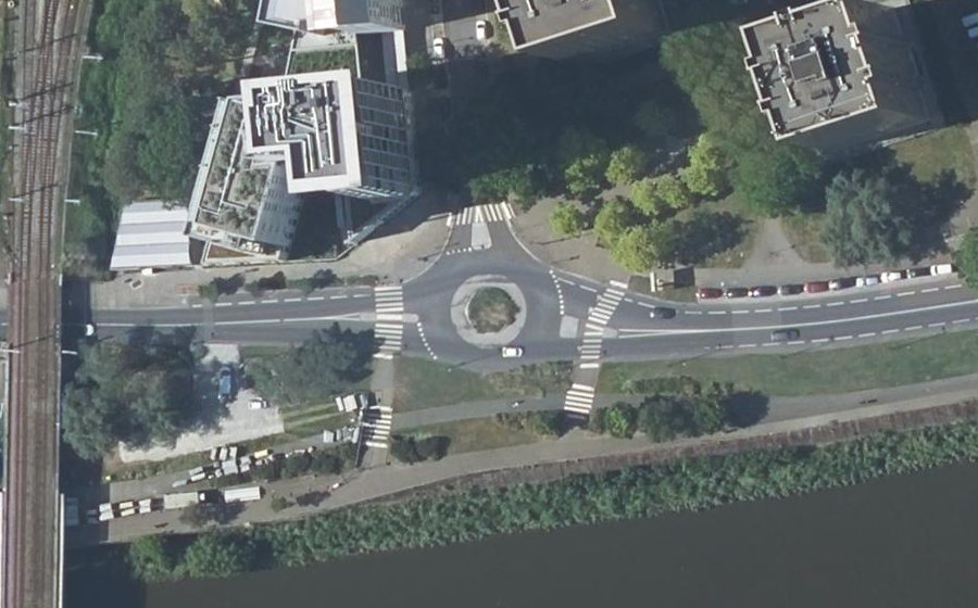 Vue aérienne du Rond-point anonyme n°194106353