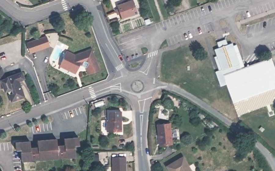 Vue aérienne du Rond-point anonyme n°194112698