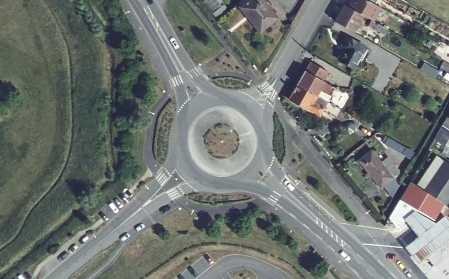 Vue aérienne du Rond-point anonyme n°194149518
