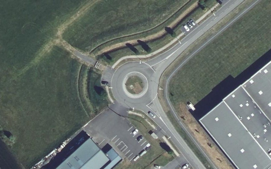 Vue aérienne du Rond-point anonyme n°194149523