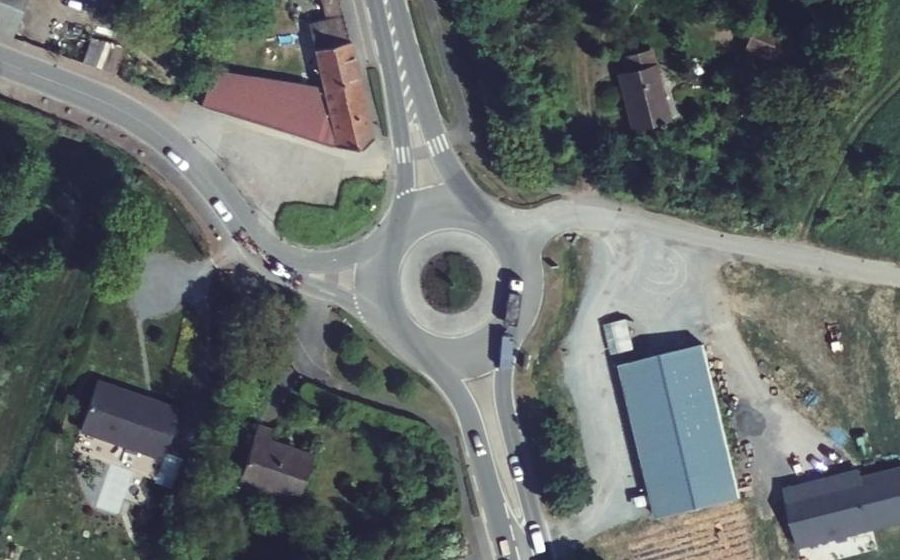 Vue aérienne du Rond-point anonyme n°194149524