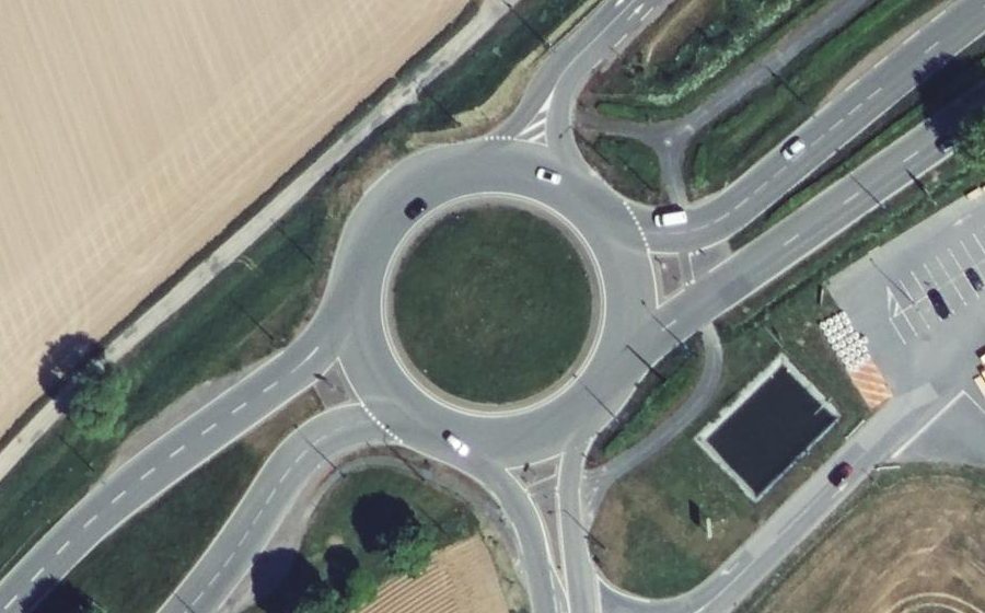 Vue aérienne du Rond-point anonyme n°194192691