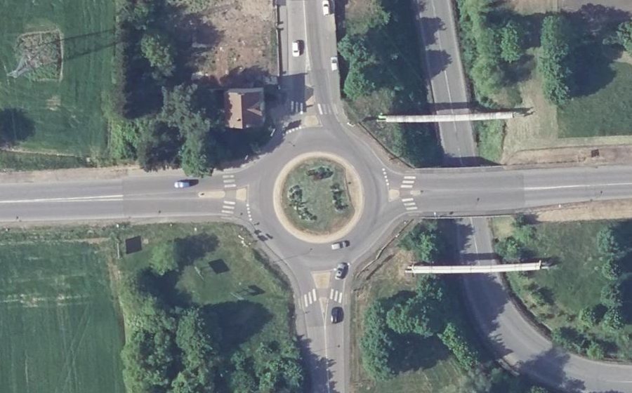 Vue aérienne du Rond-point anonyme n°194226721