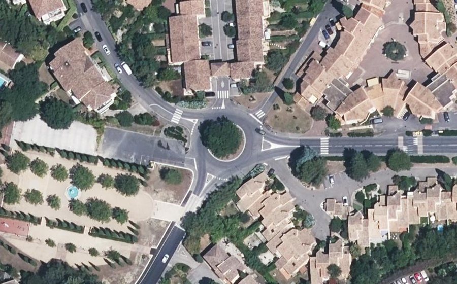 Vue aérienne du Rond-point anonyme n°194243563