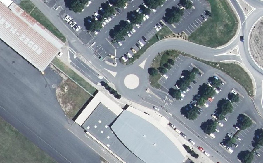 Vue aérienne du Rond-point anonyme n°194250498