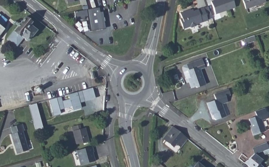 Vue aérienne du Rond-point anonyme n°194259550