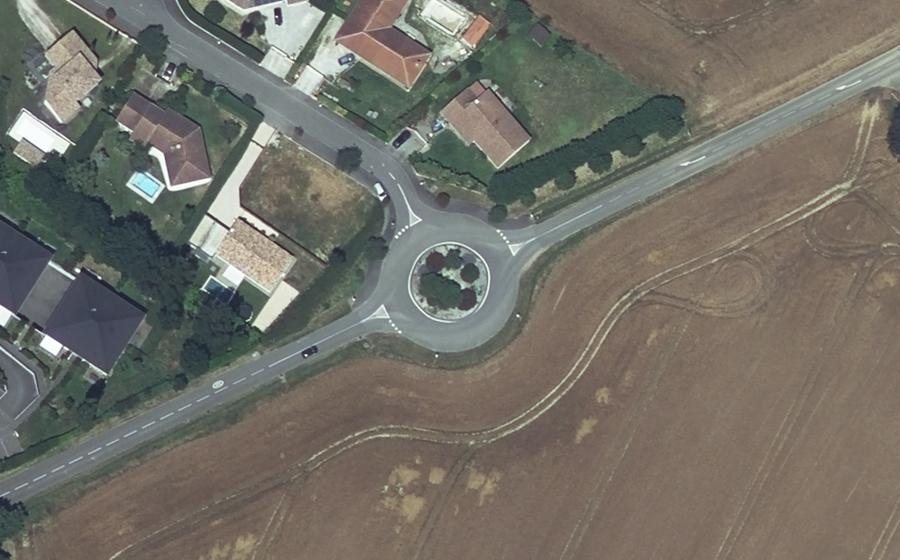 Vue aérienne du Rond-point anonyme n°194266535