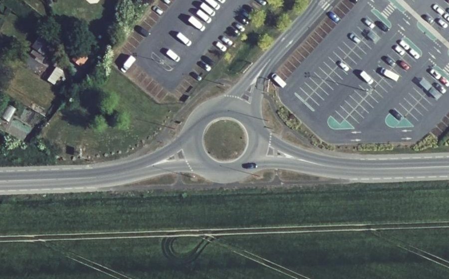 Vue aérienne du Rond-point anonyme n°194295368