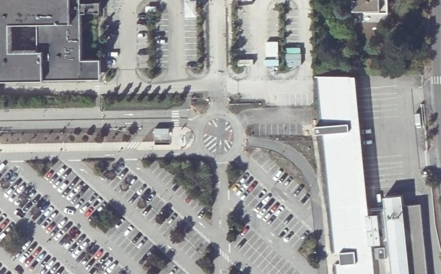 Vue aérienne du Rond-point anonyme n°194296073