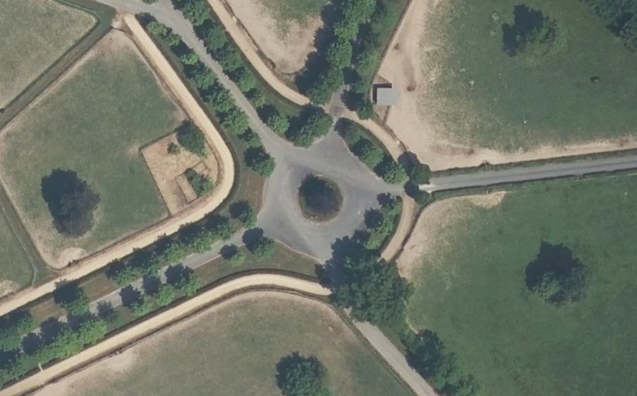 Vue aérienne du Rond-point anonyme n°194320658