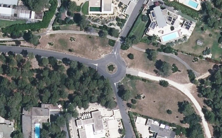Vue aérienne du Rond-point anonyme n°194335446