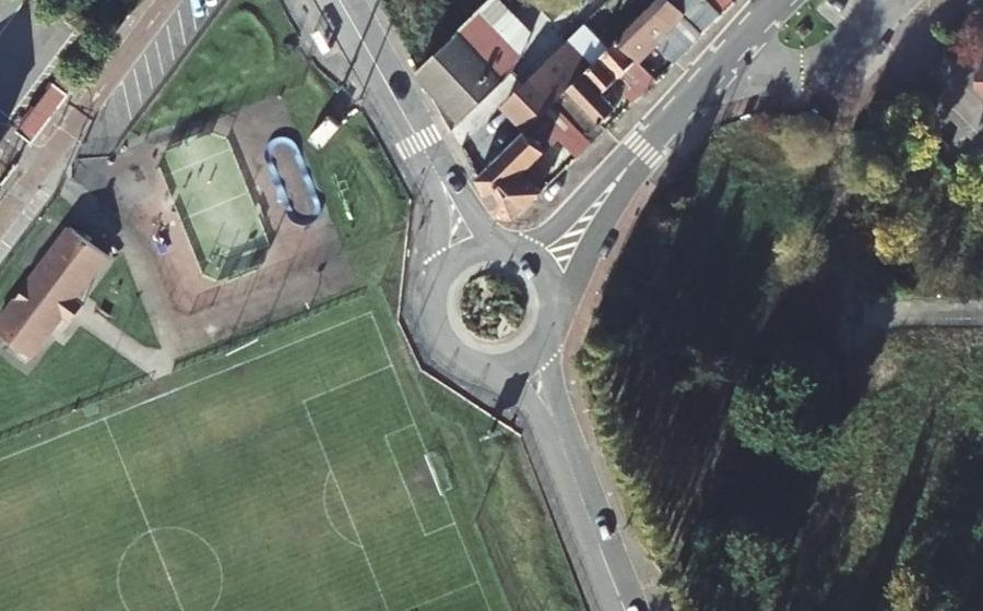 Vue aérienne du Rond-point anonyme n°194349327