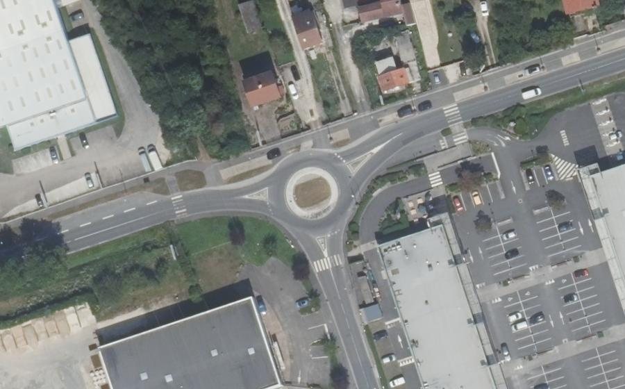 Vue aérienne du Rond-point anonyme n°194359715