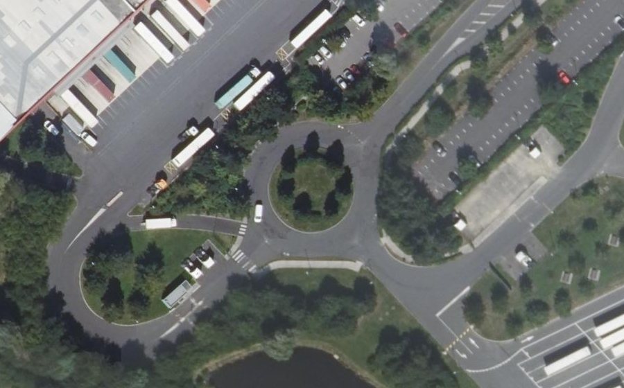 Vue aérienne du Rond-point anonyme n°194370372