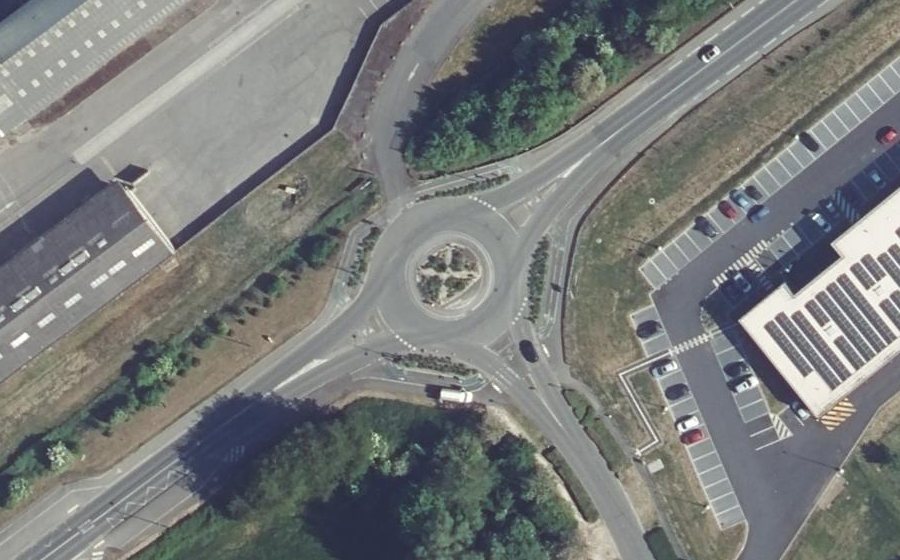 Vue aérienne du Rond-point anonyme n°194435622