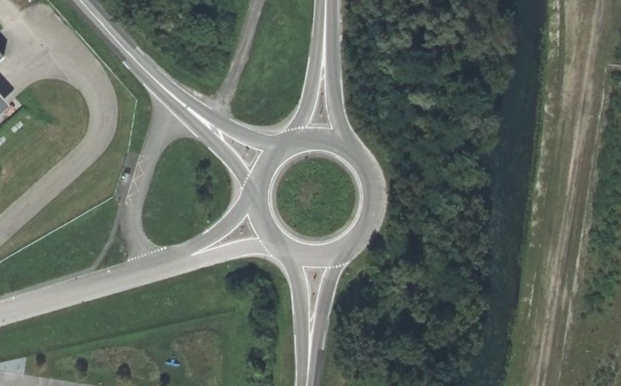 Vue aérienne du Rond-point anonyme n°194442422