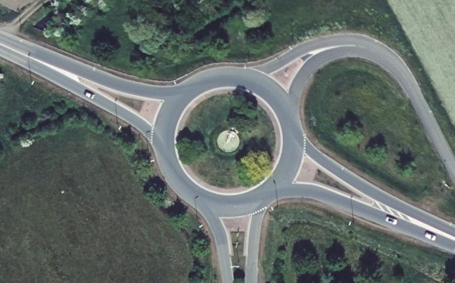 Vue aérienne du Rond-point anonyme n°194446485