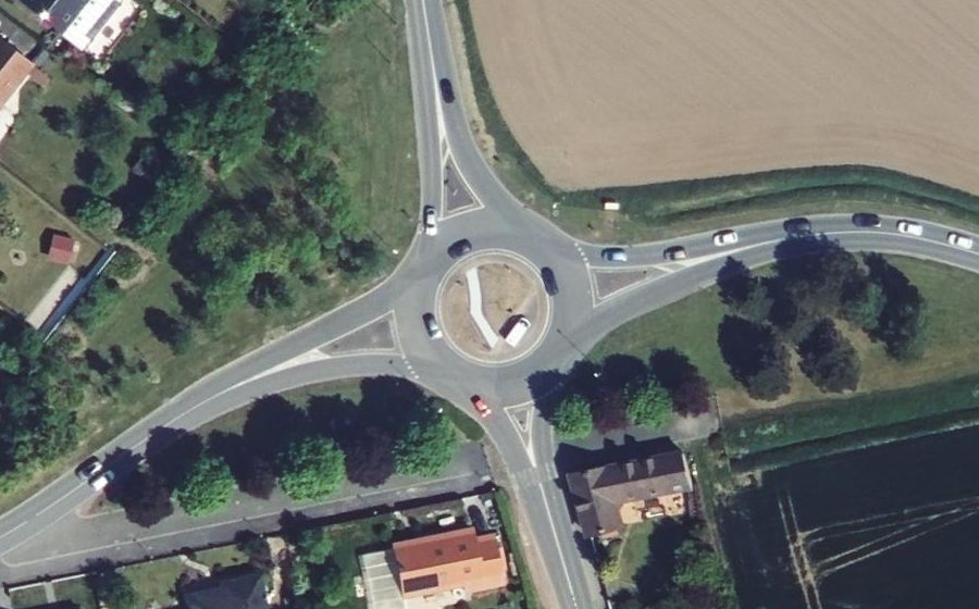 Vue aérienne du Rond-point anonyme n°194458965