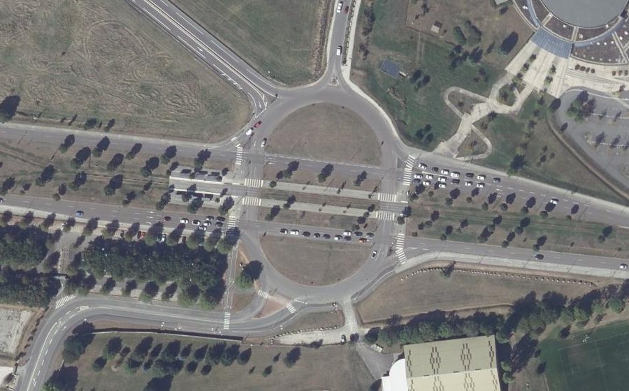 Vue aérienne du Rond-point anonyme n°194466124