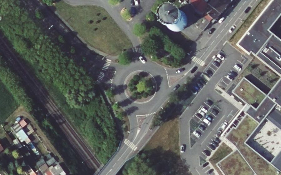 Vue aérienne du Rond-point anonyme n°194565949
