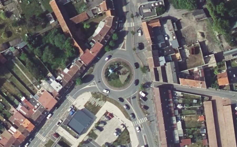 Vue aérienne du Rond-point anonyme n°194565950