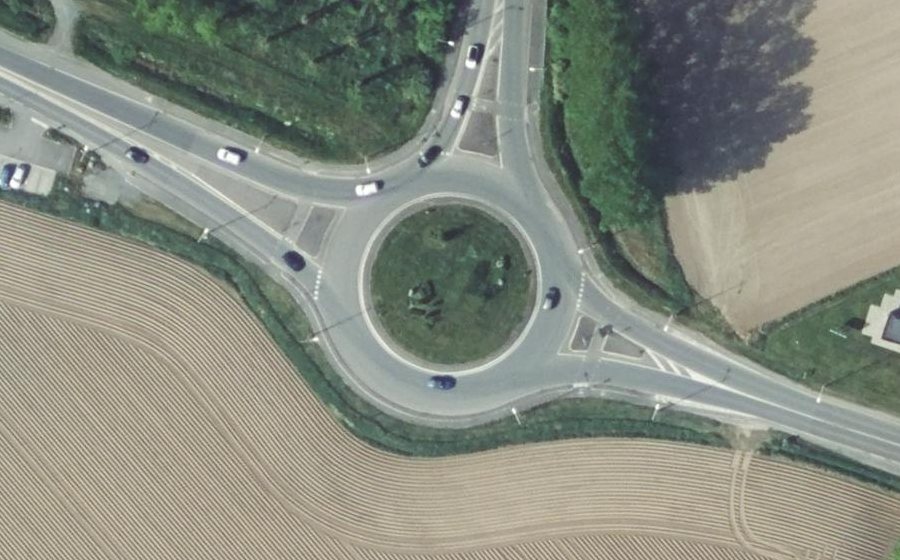 Vue aérienne du Rond-point anonyme n°194570873