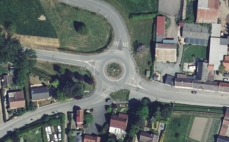 Vue aérienne du Rond-point anonyme n°194617296