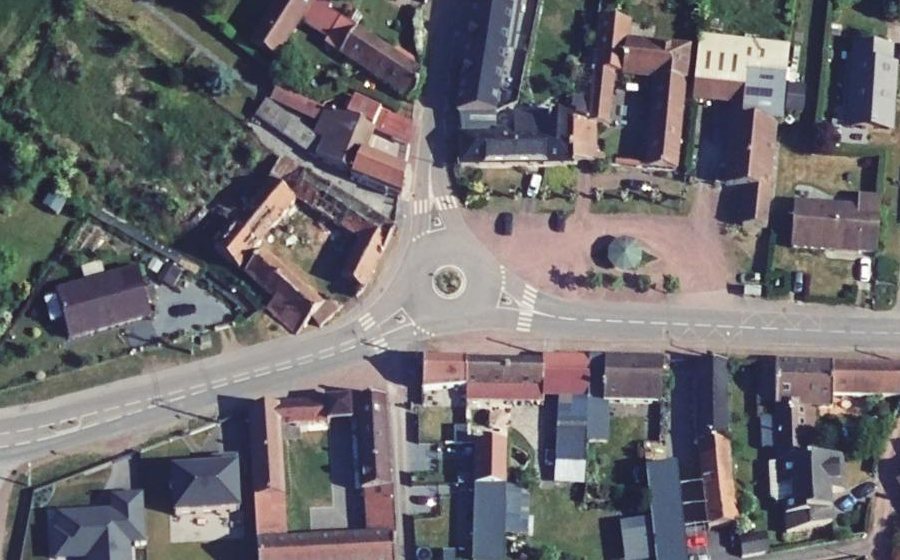 Vue aérienne du Rond-point anonyme n°194638729