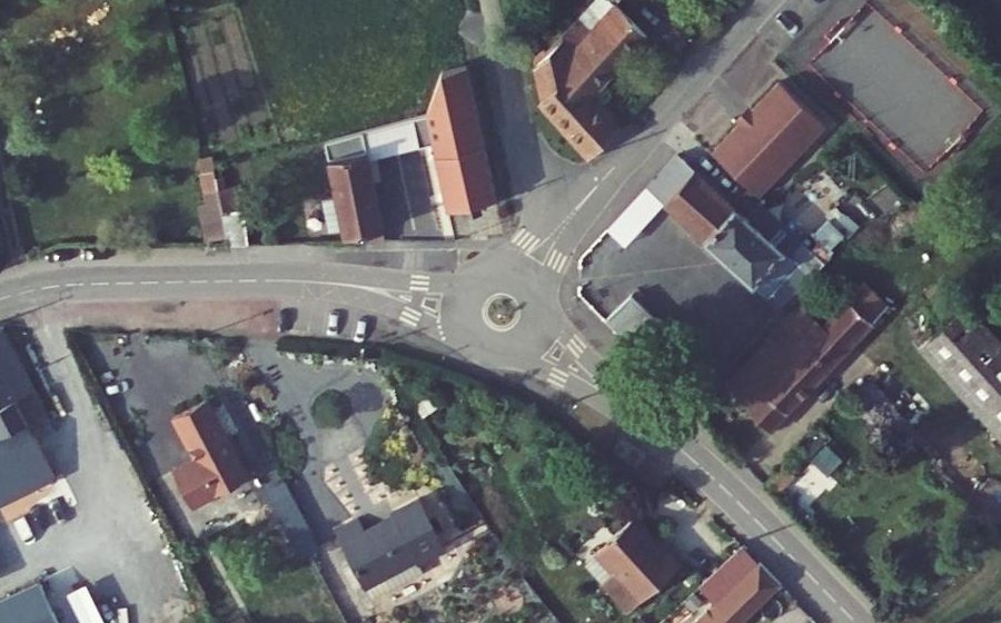 Vue aérienne du Rond-point anonyme n°194639789